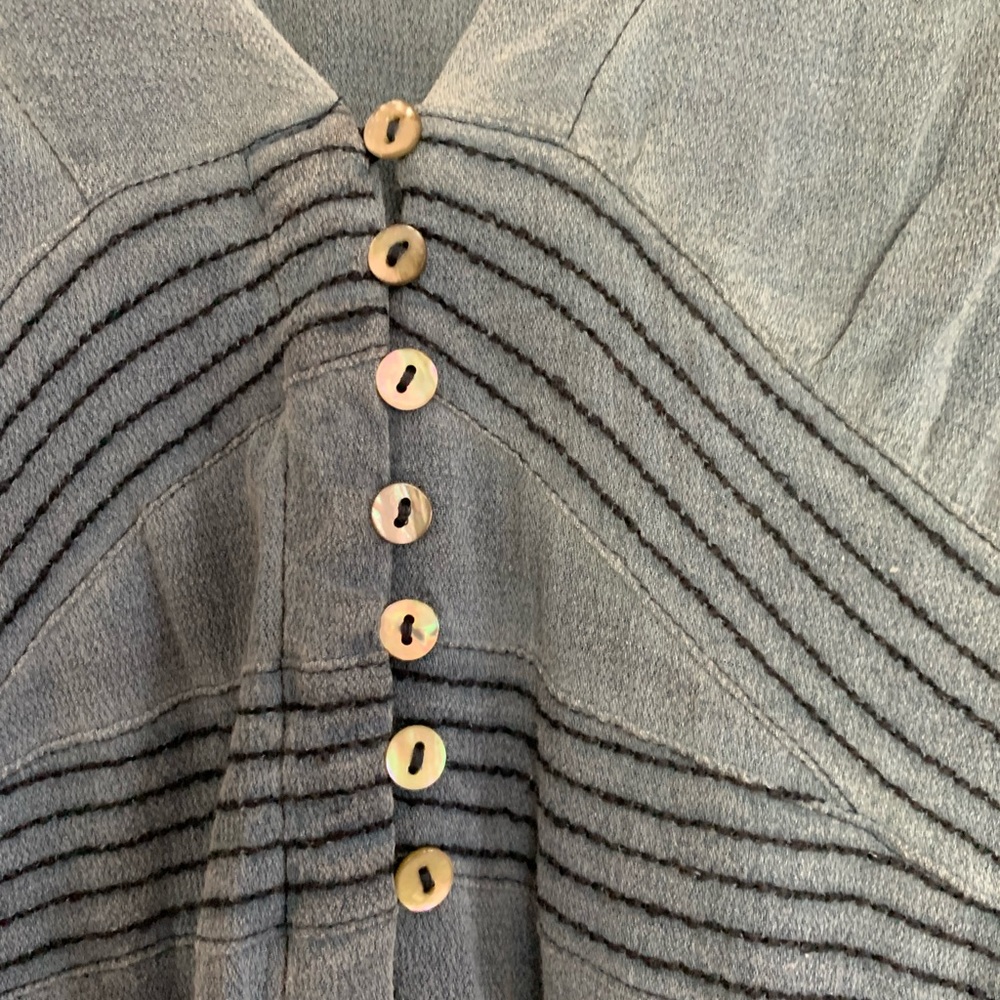 Free people size medium long flared sleeved shirt. Size medium. Great condition - Picture 6 of 8